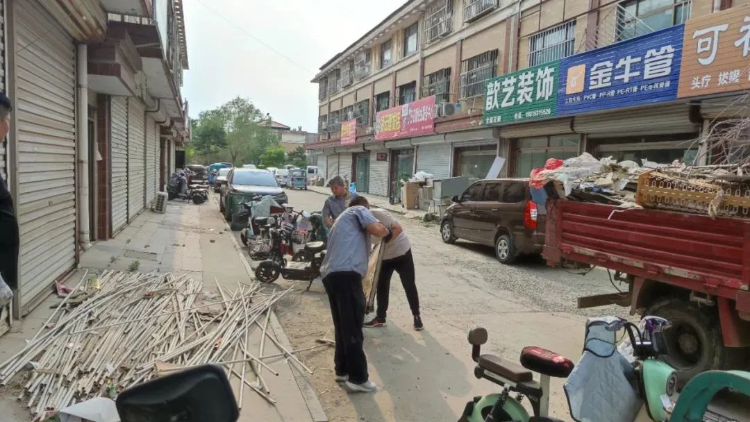 集团济南市场组织工作人员、市场业主代表、党员代表、义务消防员共同清理外围环境卫生