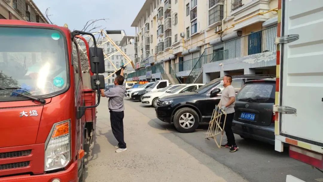 集团济南市场组织工作人员、市场业主代表、党员代表、义务消防员共同清理外围环境卫生