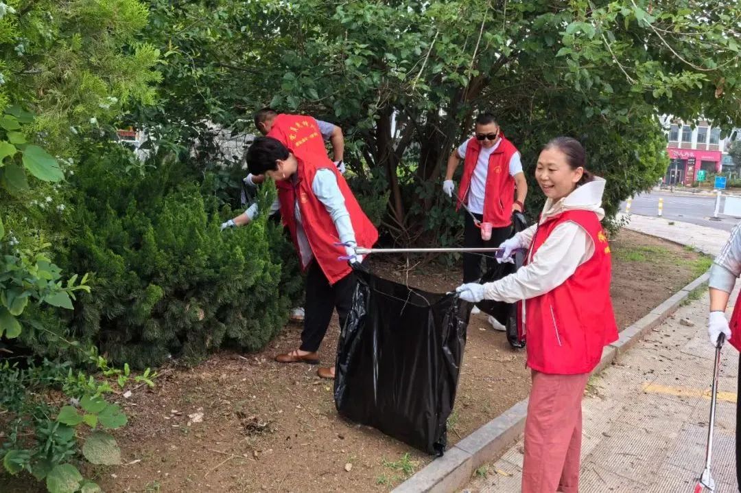 集团济南市场组织工作人员、市场业主代表、党员代表、义务消防员共同清理外围环境卫生