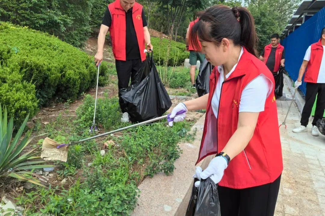 集团济南市场组织工作人员、市场业主代表、党员代表、义务消防员共同清理外围环境卫生