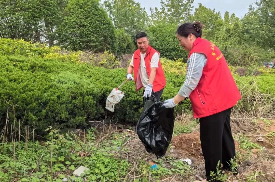 集团济南市场组织工作人员、市场业主代表、党员代表、义务消防员共同清理外围环境卫生