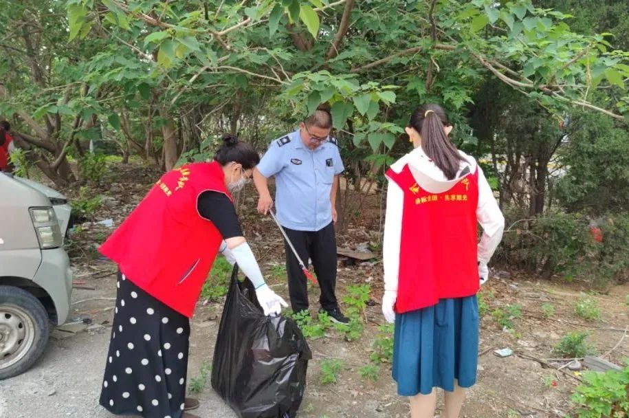 集团济南市场组织工作人员、市场业主代表、党员代表、义务消防员共同清理外围环境卫生