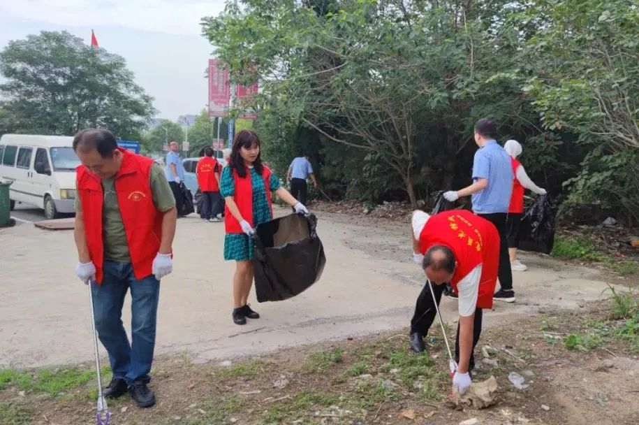 集团济南市场组织工作人员、市场业主代表、党员代表、义务消防员共同清理外围环境卫生