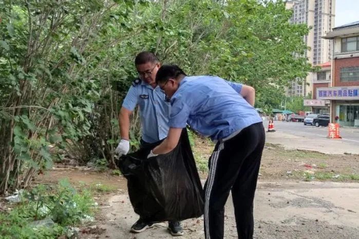 集团济南市场组织工作人员、市场业主代表、党员代表、义务消防员共同清理外围环境卫生