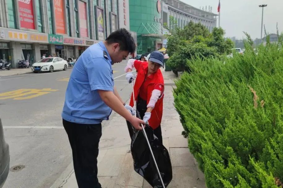 集团济南市场组织工作人员、市场业主代表、党员代表、义务消防员共同清理外围环境卫生